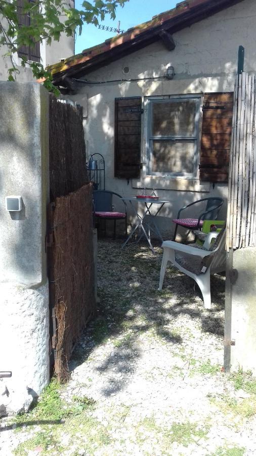 Petite Maison Dans La Campagne A 10 Mn A Pied Du Centre Ville Arles Exterior foto